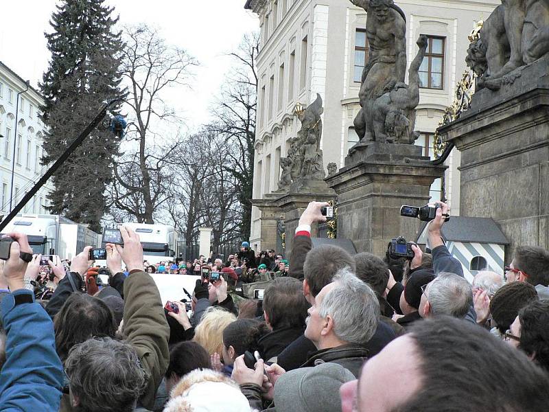 Loučení s Václavem Havlem. Převoz ostatků z kostela sv. Anny na Hrad.