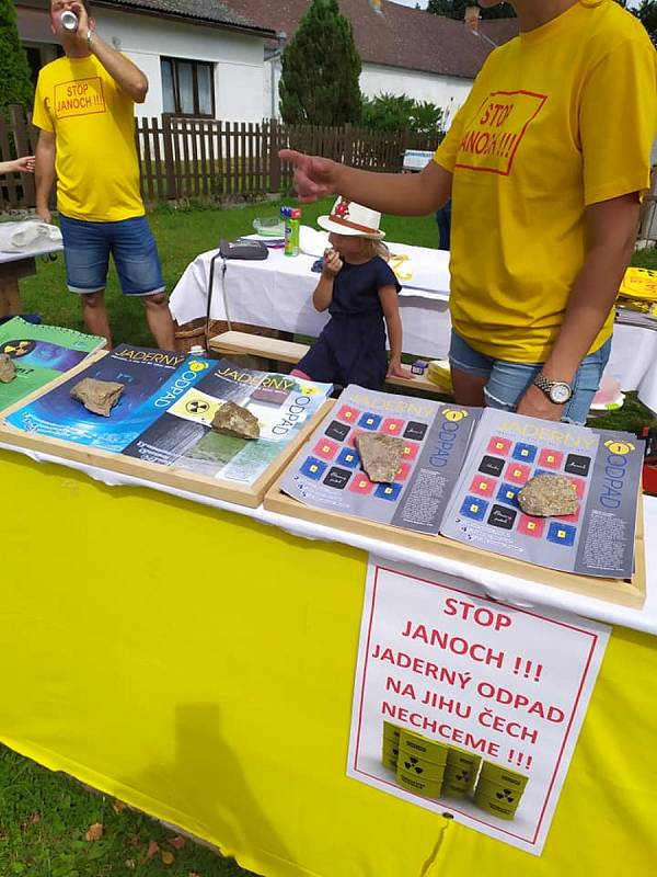 Jednu z prvních akcí proti úložišti uspořádala iniciativa Stop Janoch na Malešickém jarmarku v červenci letošního roku.