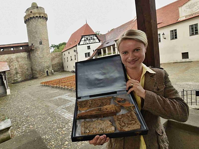 Více než 80 let byly zbytky truhly, ve které Karel IV. uchovával ostatky svatých, ukryty v oltáři kostela v Kraselově na Strakonicku. Letos 6. května byly vyjmuty. Nyní je vystavilo Muzeum středního Pootaví. Na snímku etnografka Marie Kotlíková.