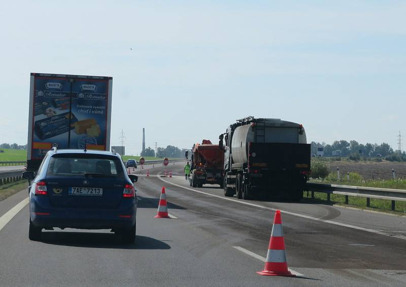 Opravy a udržovací práce na jihočeské dálnici D3 znamenají pro řidiče v některých úsecích sníženou rychlost a provoz svedený do jednoho silničního pruhu.