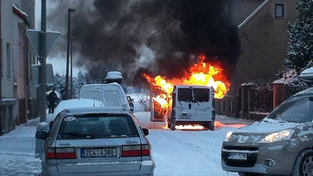 Drama v ledovém ránu v ulici L. Kuby v Rožnově v Českých Budějovicích způsobila vadná elektoinstalace v dodávce.