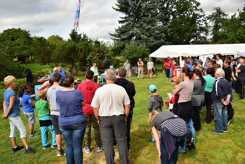 Ledeničtí lodní modeláři uspořádali v sobotu na rybníce Lazna soutěž autorů maket lodí.