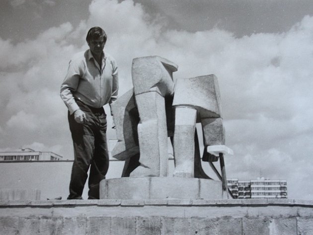 Sochař Miroslav Raboch na archivním snímku u svého díla.