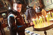 Lidé  z Ukrajiny se sešli na mši v kostele Panny Marie Růžencové, kde se modlili za oběti na Majdanu. 