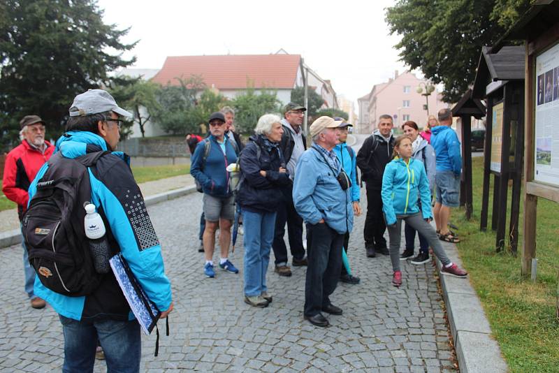 Pasažéři Vlaku Josefa Seidela se v sobotu vydali na Novohradsko, kde díky i více než sto let starým snímkům sledovali proměny krajiny i obcí.