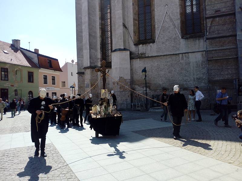 Na Velký pátek lidé sledovali průvod městem Velikonoční hrkání Divadla Víti Marčíka. Ve 12 h hrkání symbolizovalo Golgotu.