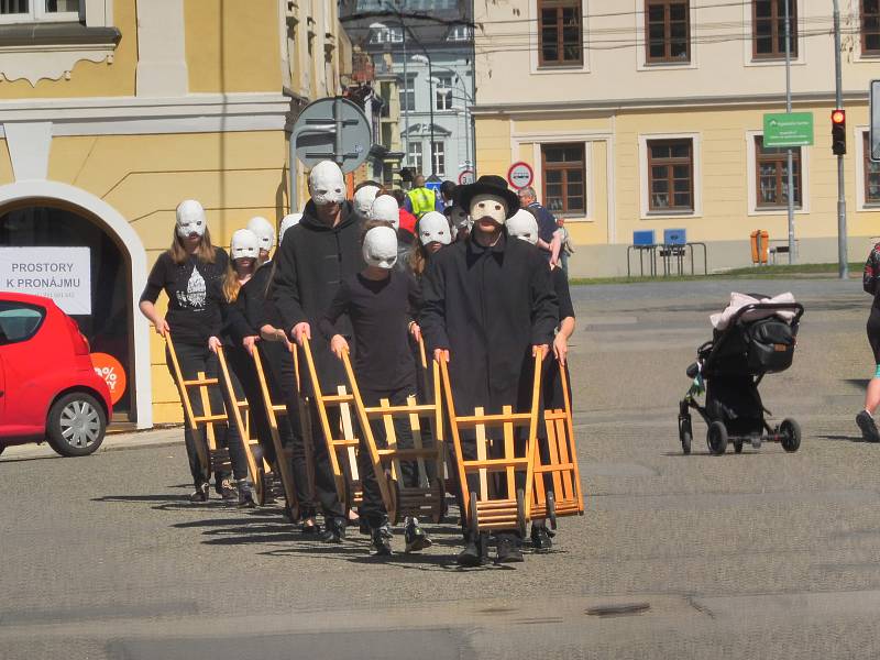 Na Velký pátek lidé sledovali průvod městem Velikonoční hrkání Divadla Víti Marčíka. Ve 12 h hrkání symbolizovalo Golgotu.