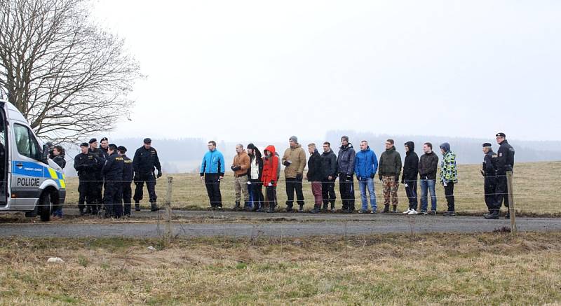 Jihočeští policisté cvičili na hranicích procedury spojené se zadržením migrantů a žadatelů o azyl. Roli uprchlíků sehráli při cvičení studenti policejní školy z Prahy – Hrdlořez.