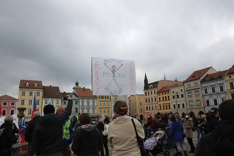 Na českobudějovickém náměstí Přemysla Otakara II. se v sobotu od 14 hodin demonstrovalo proti zpřísněným epidemiologickým opatřením.