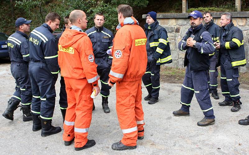 Lezecké cvičení hasičů na Husinecké přehradě