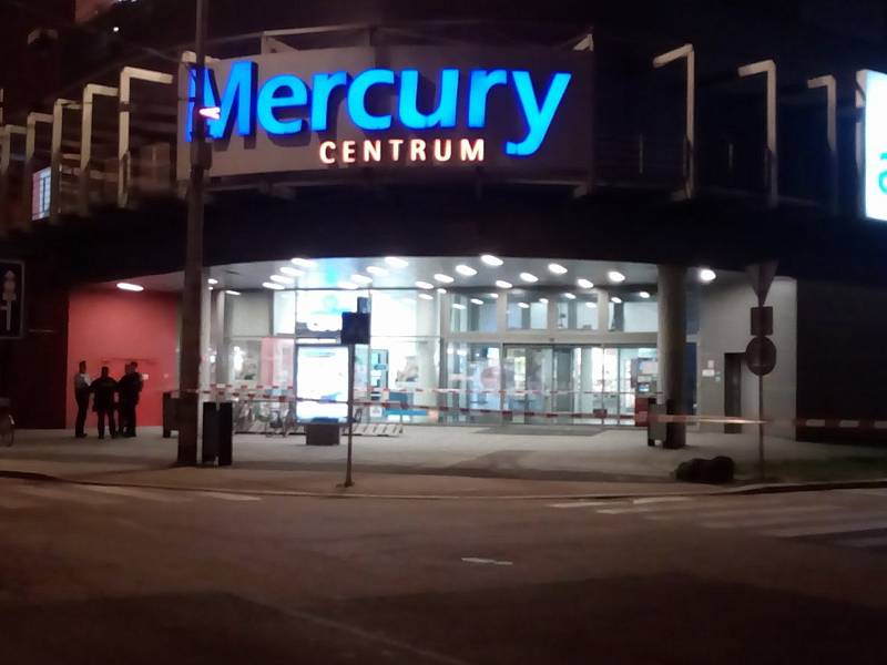 Nezvyklé ztichlé obchodní centrum Mercury v Českých Budějovicích a jeho okolí. Důvodem je nález podezřelého zavazadla.