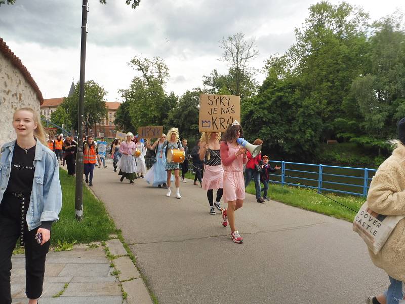 Českobudějovický majáles 2020. Studenti v maskách tentokrát v menším množství prošli městem. Veselí byli i tentokrát.