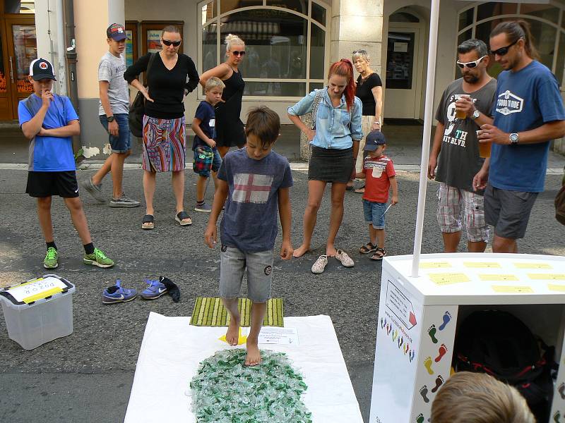 V centru Budějovic v sobotu vrcholí dvoudenní festival Město lidem, lidé městu. Z ulic zmizela auta, dlažbu přikryl umělý trávník a zastínily deštníky zavěšené ve výšce. Mezi domy se konají koncerty, módní přehlídky a další akce.