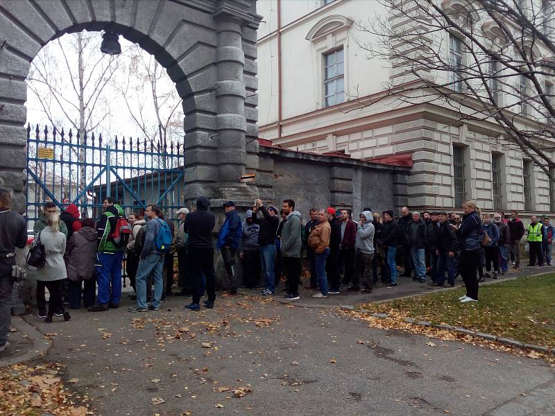 V pondělí se v českobudějovických Žižkových kasárnách prodávala kola ze ztrát a nálezů.