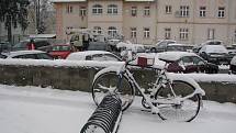 Sníh zasypal region. V noci jej napadlo několik centimetrů. Potíže způsobil nejen řidičům ale i chodcům.