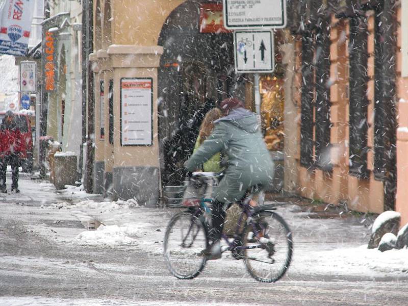 Sníh zasypal region. V noci jej napadlo několik centimetrů. Potíže způsobil nejen řidičům ale i chodcům.