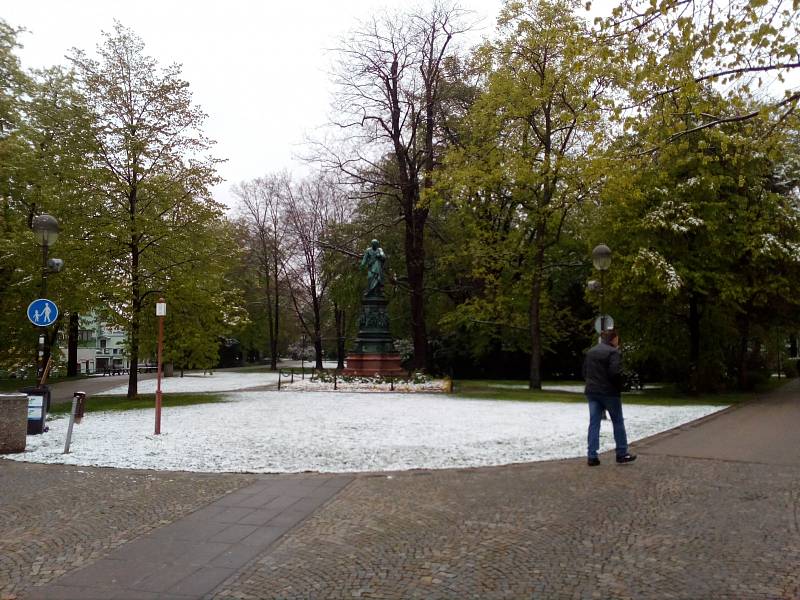 České Budějovice - K ránu napadl sníh, který již pomalu roztává.