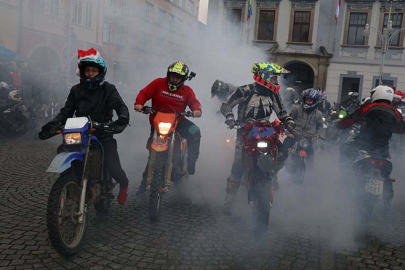 Tradiční setkání motorkářů na českobudějovickém náměstí