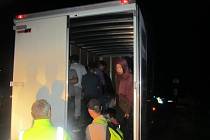 26 lidí, nejspíš z Afghánistánu, se tísnilo v dodávce slovenského řidiče, jehož zastavili minulý týden policisté u Horní Vltavice.