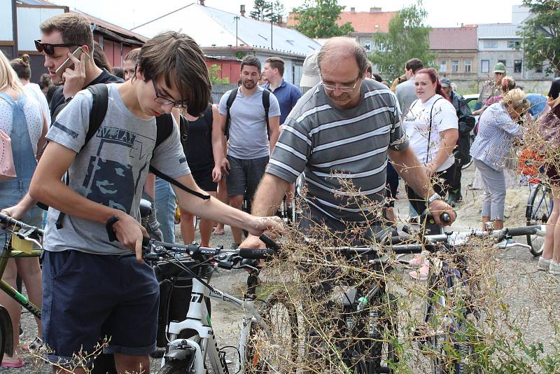 Množství zájemců těžce převažovalo nad počtem kol, které město nabízelo ke koupi.