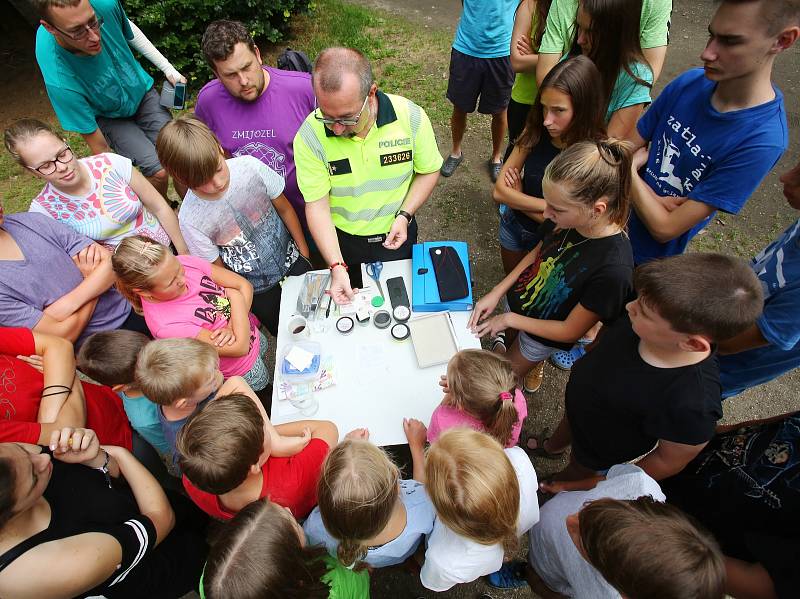 Policejní tiskoví mluvčí přijeli na dětský tábor ukázat a vysvětlit dětem část práce, kterou policisté při pátrání po zločincích dělají. Táborníci si vyzkoušeli i speciálně vyrobené brýle, které simulují opilost či požití marihuany.