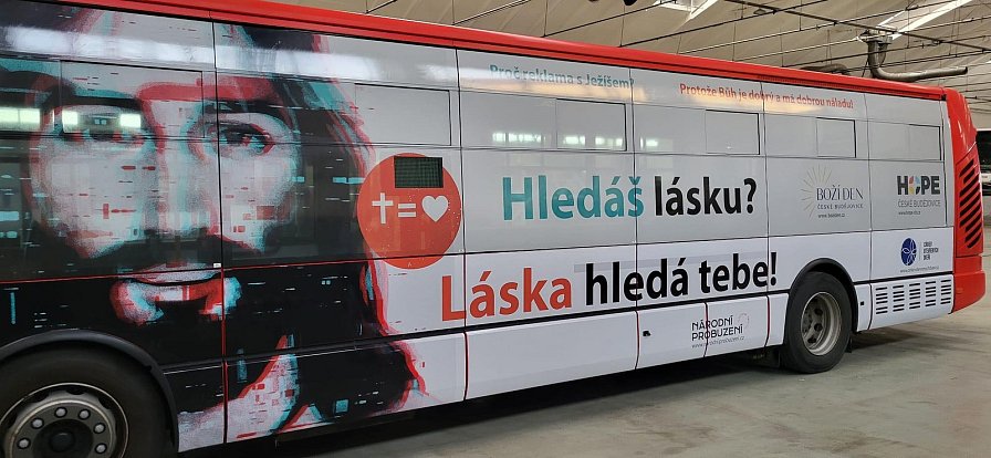 Od pondělí 13. listopadu jezdí ulicemi krajského města náboženský autobus.