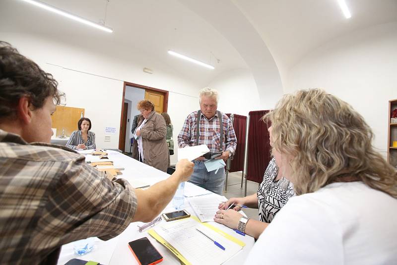 Během prvních minut voleb přišlo na Obecní úřad v Trhových Svinech volit 21 voličů.