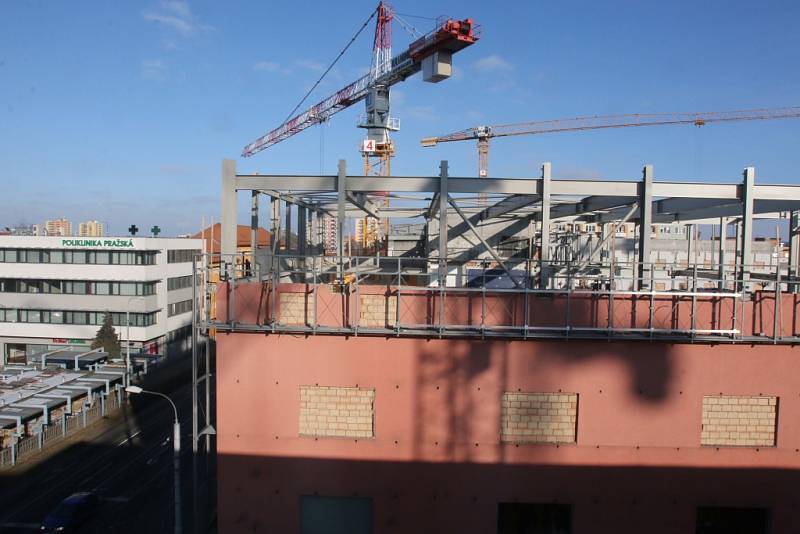 Zvětšené a modernější obchodní centrum na budějovické Pražské třídě se otevře koncem října.