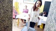 Ve volebním okrsku č. 24 v ZŠ Nová volí prý hlavně střední generace. Z mladší generace odvolila například Michaela Ševčíková.