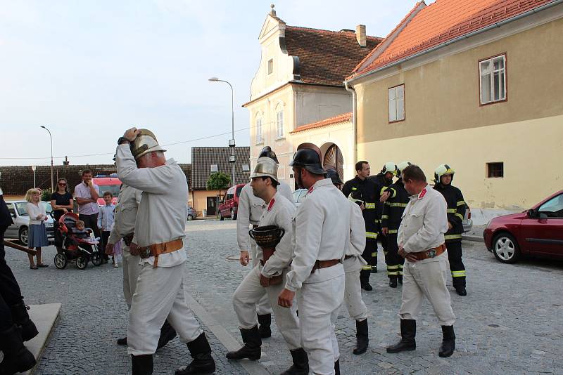 Dobrovolní hasiči nechali v kostele při nedělní mši posvětit nový hasičský prapor.