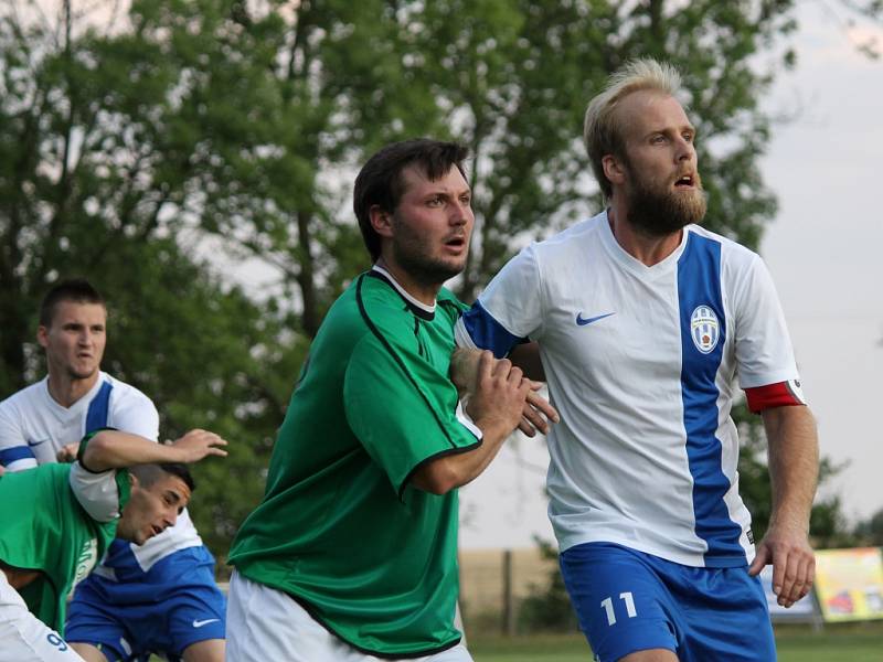 V bílém hrající Dolní Bukovsko doma se Suchdolem (2:2) zachraňovalo bod gólem Jiřího Kliky v 89. minutě, kdy hrálo bez dvou vyloučených. 