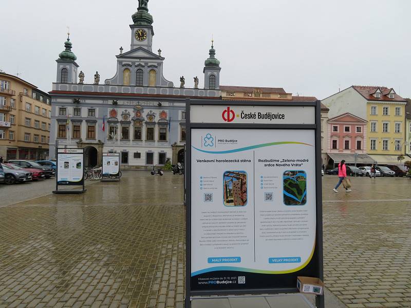 Výstava malých a velkých projektů na náměstí Přemysla Otakara II., pro které mohou občané hlasovat v rámci participativního rozpočtu do konce října.