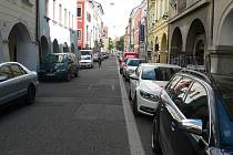Krajinská ulice v Českých Budějovicích je pěší zónou. Ve vyhrazených časech je umožněno zásobování provozoven.