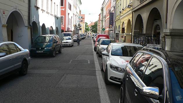 Krajinská ulice v Českých Budějovicích je pěší zónou. Ve vyhrazených časech je umožněno zásobování provozoven.