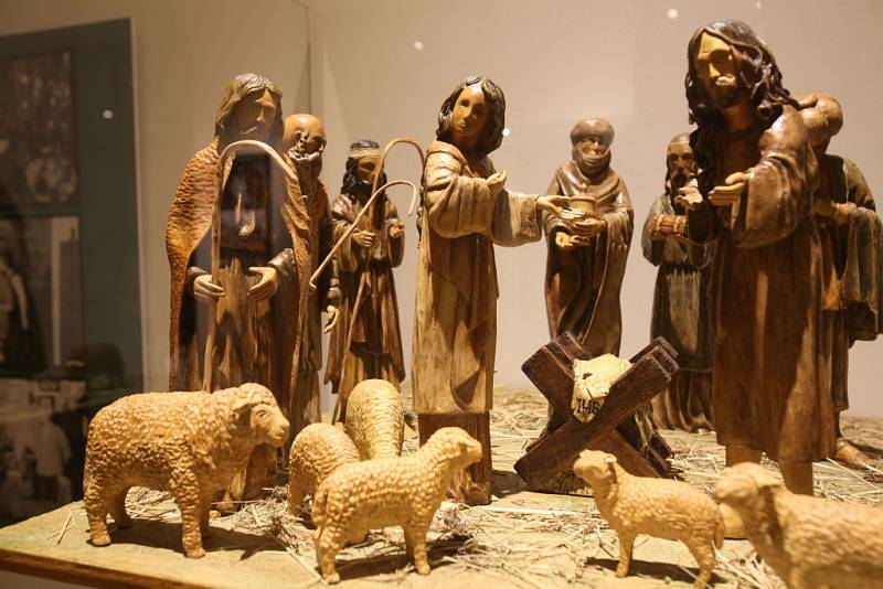 Jihočeské muzeum otevřelo dvě adventní výstavy. Přinášejí pohled na Vánoce našich prababiček a stará řemesla.