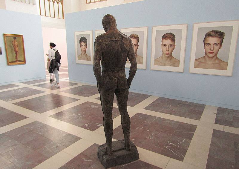 Unikátní výstavu MEN aneb Mužské tělo ve sbírce Roberta Runtáka lze zhlédnout do 2. října v Alšově jihočeské galerii. 125 děl - obrazů, soch, krátkých filmů, plastik i fotografií českých i zahraničních umělců je rozděleno do čtyř celků.
