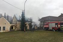 Stodolu i část obytného stavení zasáhl v sobotu ráno požár, majitelé jsou lehce zraněni.