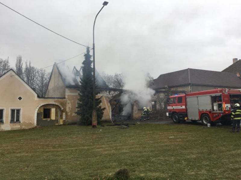 Stodolu i část obytného stavení zasáhl v sobotu ráno požár, majitelé jsou lehce zraněni.