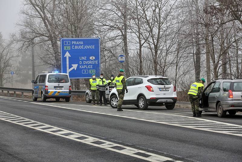 Policejní kontroly na hranicích jihočeských okresů posílili v úterý 2. března vojáci.