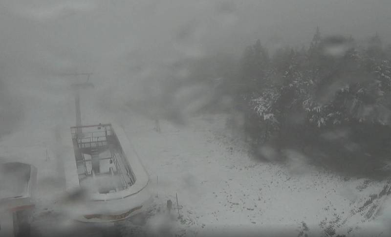 Šumavské vrcholy zbělely prvním sněhem této sezóny. Na snímku lyžařské středisko Hochficht.