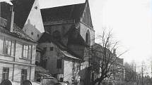 Klášter a solnice od slepého ramene. Foto ze sbírky fotografií a pohlednic Jiřího Dvořáka poskytl Státní okresní archiv České Budějovice