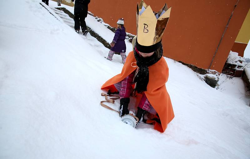 Doudlebské děti se letos při Tříkrálové sbírce brodily sněhem