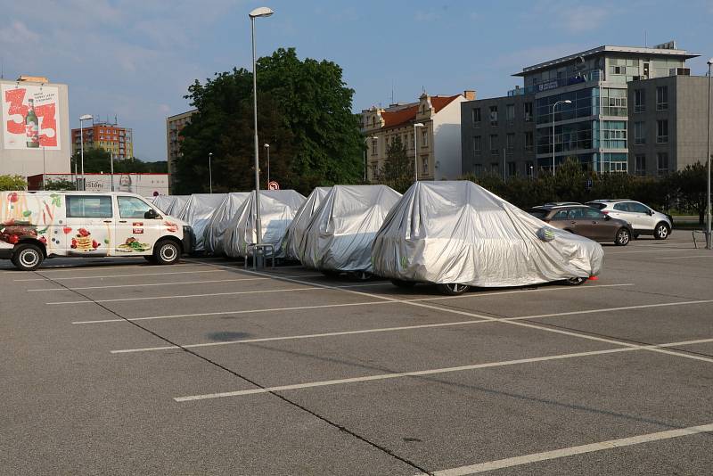 Apple auta u Clarionu v Českých Budějovicích.