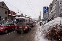Dvě tváře Pekárenské ulice v Českých Budějovicích. V sobotu 2. prosince a v pondělí 4. prosince 2023, nejprve sněhová kalamita, pak menší kalamita dopravní.