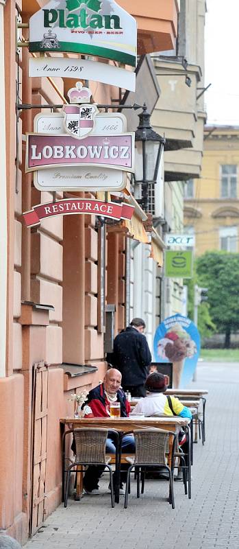 Restaurace otevřely své předzahrádky. Z restaurace U Koníčka nevyhnal hosty ani lehký déštíček.