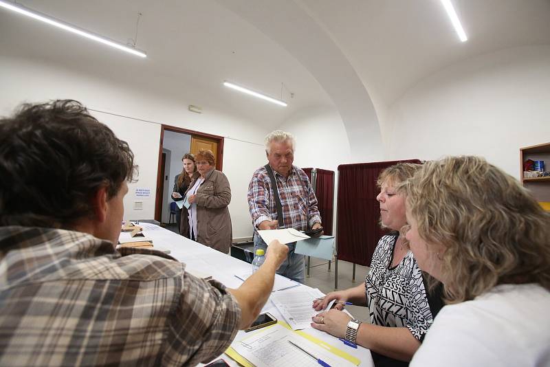 Během prvních minut voleb přišlo na Obecní úřad v Trhových Svinech volit 21 voličů.