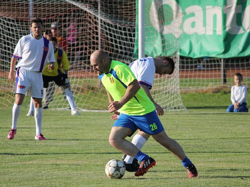 Přátelský duel hokejistů Motoru v Nemanicích skončil výhrou domácích fotbalistů (4:1), hráči i fanoušci se dobře bavili.