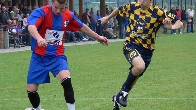 Borovanský Pavel Kocar centruje v domácím derby s Ledenicemi, stíhá ho Karel Havelka. Borovany vyhrály 3:1 a jako nováček vedou skupinu! 