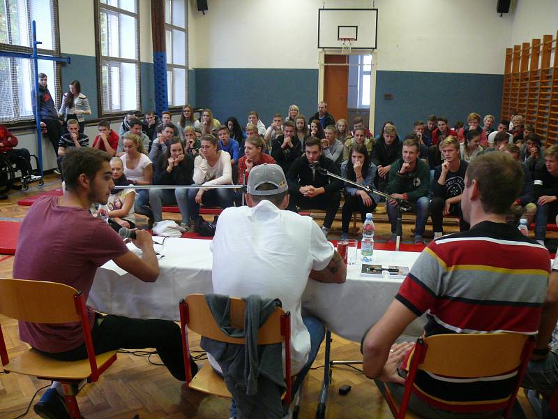 Martin Fuksa besedoval se studenty v Gymnáziu Česká