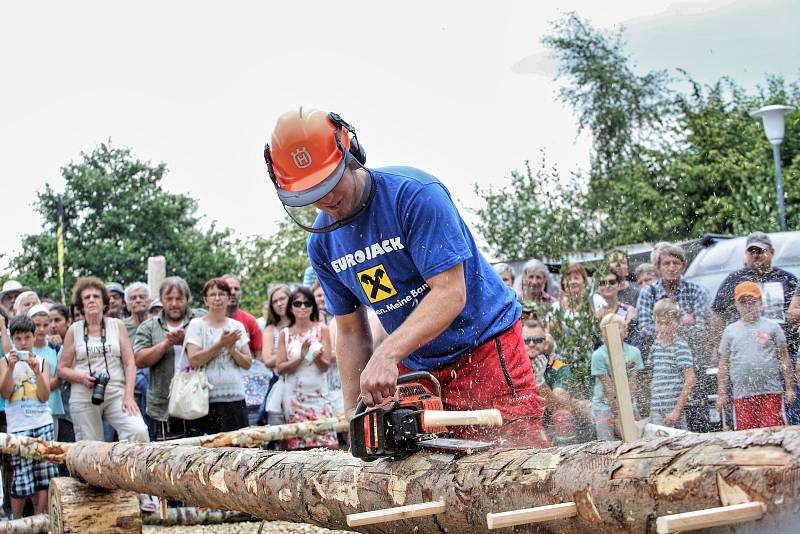 Návštěvníci Dřevorubeckých slavností fandili závodníkům, kteří bojovali o titul "Král dřevorubců 2018".